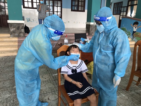 Cho học sinh ‘vùng xanh’ ở TP.HCM trở lại trường: Nên chờ tiêm vắc xin xong? - Ảnh 1. Cho học sinh ‘vùng xanh’ ở TP.HCM trở lại trường: Nên chờ tiêm vắc xin xong? - Ảnh 1.