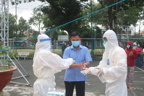 Không áp mức giá xét nghiệm mẫu đơn để thu phí với người bệnh xét nghiệm mẫu gộp - Ảnh 1. Không áp mức giá xét nghiệm mẫu đơn để thu phí với người bệnh xét nghiệm mẫu gộp - Ảnh 1.