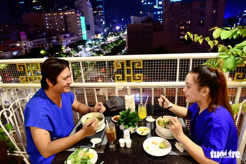 Thưởng thức tô phở nóng hổi, ngắm phố đi bộ về đêm từ trên cao - Ảnh 2. Thưởng thức tô phở nóng hổi, ngắm phố đi bộ về đêm từ trên cao - Ảnh 2.