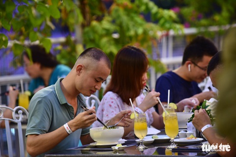 Thưởng thức tô phở nóng hổi, ngắm phố đi bộ về đêm từ trên cao - Ảnh 7. Thưởng thức tô phở nóng hổi, ngắm phố đi bộ về đêm từ trên cao - Ảnh 7.