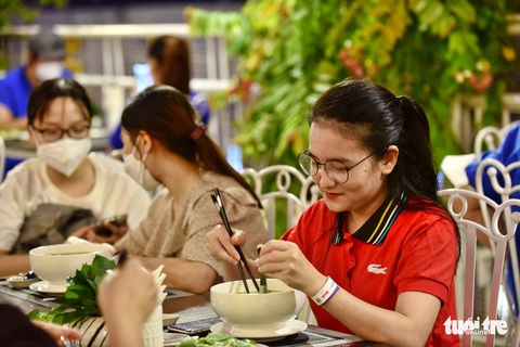 Thưởng thức tô phở nóng hổi, ngắm phố đi bộ về đêm từ trên cao - Ảnh 3. Thưởng thức tô phở nóng hổi, ngắm phố đi bộ về đêm từ trên cao - Ảnh 3.