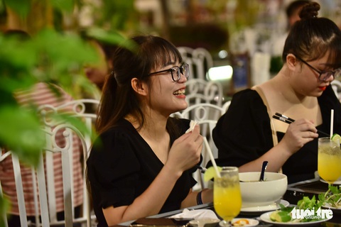 Thưởng thức tô phở nóng hổi, ngắm phố đi bộ về đêm từ trên cao - Ảnh 6. Thưởng thức tô phở nóng hổi, ngắm phố đi bộ về đêm từ trên cao - Ảnh 6.