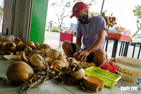 Hàng quán Đà Nẵng lau dọn đồ nghề trước ngày mở cửa bán tại chỗ 16-10 - Ảnh 5. Hàng quán Đà Nẵng lau dọn đồ nghề trước ngày mở cửa bán tại chỗ 16-10 - Ảnh 5.