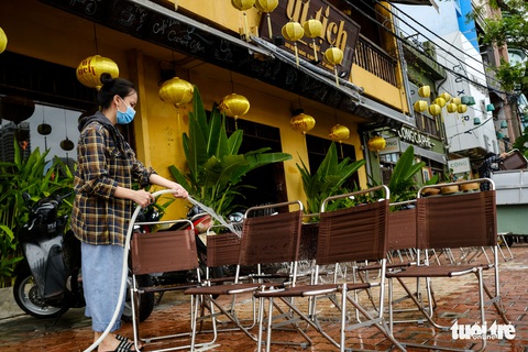 Hàng quán Đà Nẵng lau dọn đồ nghề trước ngày mở cửa bán tại chỗ 16-10 - Ảnh 3. Hàng quán Đà Nẵng lau dọn đồ nghề trước ngày mở cửa bán tại chỗ 16-10 - Ảnh 3.