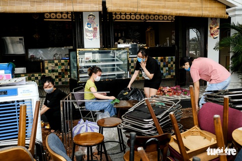 Hàng quán Đà Nẵng lau dọn đồ nghề trước ngày mở cửa bán tại chỗ 16-10 - Ảnh 1. Hàng quán Đà Nẵng lau dọn đồ nghề trước ngày mở cửa bán tại chỗ 16-10 - Ảnh 1.