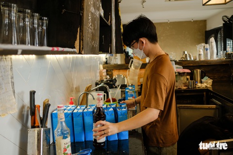 Hàng quán Đà Nẵng lau dọn đồ nghề trước ngày mở cửa bán tại chỗ 16-10 - Ảnh 4. Hàng quán Đà Nẵng lau dọn đồ nghề trước ngày mở cửa bán tại chỗ 16-10 - Ảnh 4.