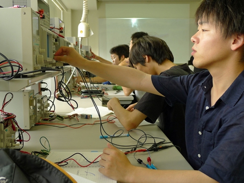 Đào tạo cao đẳng cho học sinh tốt nghiệp cấp 2: Phù hợp xu hướng thế giới! - Ảnh 2. Đào tạo cao đẳng cho học sinh tốt nghiệp cấp 2: Phù hợp xu hướng thế giới! - Ảnh 2.