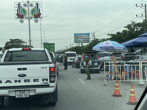 Nới lỏng giãn cách, xe cộ tấp nập xuống Vũng Tàu - Ảnh 1. Nới lỏng giãn cách, xe cộ tấp nập xuống Vũng Tàu - Ảnh 1.