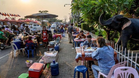 Lào cân bằng giữa phong tỏa và kinh tế - Ảnh 1. Lào cân bằng giữa phong tỏa và kinh tế - Ảnh 1.