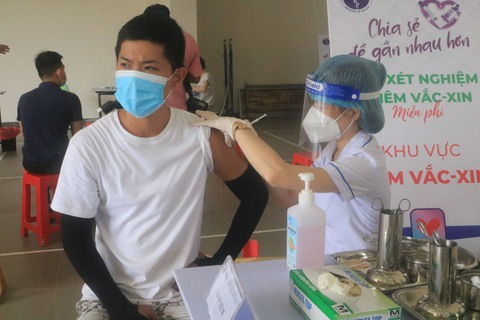 Lần đầu tiên TP.HCM tiêm vắc xin Sputnik V phòng COVID-19 cho người dân - Ảnh 1. Lần đầu tiên TP.HCM tiêm vắc xin Sputnik V phòng COVID-19 cho người dân - Ảnh 1.