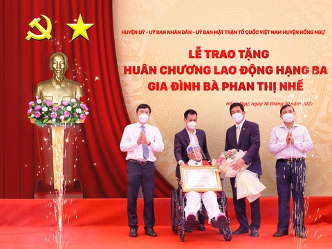 Nhà giáo Phan Thị Nhế được trao tặng Huân chương Lao động hạng ba - Ảnh 1. Nhà giáo Phan Thị Nhế được trao tặng Huân chương Lao động hạng ba - Ảnh 1.