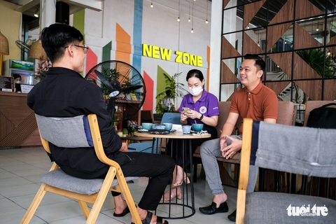 Ngày đầu hàng quán Đà Nẵng mở cửa, khách vui vẻ ăn uống tại chỗ - Ảnh 1. Ngày đầu hàng quán Đà Nẵng mở cửa, khách vui vẻ ăn uống tại chỗ - Ảnh 1.