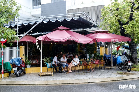 Ngày đầu hàng quán Đà Nẵng mở cửa, khách vui vẻ ăn uống tại chỗ - Ảnh 2. Ngày đầu hàng quán Đà Nẵng mở cửa, khách vui vẻ ăn uống tại chỗ - Ảnh 2.