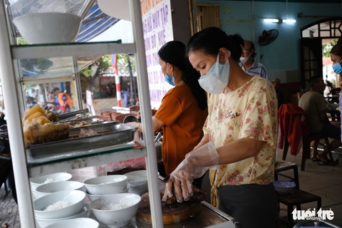 Ngày đầu hàng quán Đà Nẵng mở cửa, khách vui vẻ ăn uống tại chỗ - Ảnh 3. Ngày đầu hàng quán Đà Nẵng mở cửa, khách vui vẻ ăn uống tại chỗ - Ảnh 3.