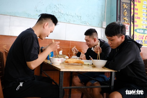 Ngày đầu hàng quán Đà Nẵng mở cửa, khách vui vẻ ăn uống tại chỗ - Ảnh 4. Ngày đầu hàng quán Đà Nẵng mở cửa, khách vui vẻ ăn uống tại chỗ - Ảnh 4.