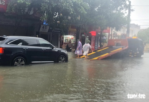 Mưa lớn suốt nhiều giờ, nhiều tuyến phố Hà Tĩnh ngập sâu trong nước - Ảnh 4. Mưa lớn suốt nhiều giờ, nhiều tuyến phố Hà Tĩnh ngập sâu trong nước - Ảnh 4.