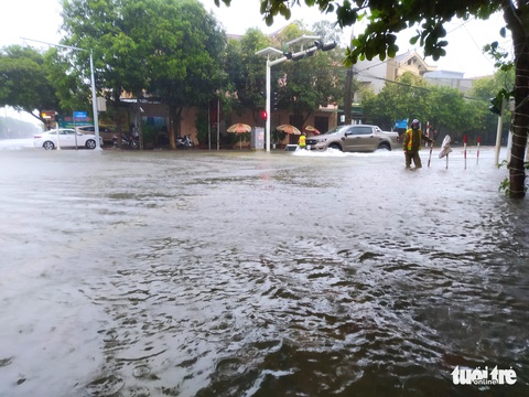 Mưa lớn suốt nhiều giờ, nhiều tuyến phố Hà Tĩnh ngập sâu trong nước - Ảnh 3. Mưa lớn suốt nhiều giờ, nhiều tuyến phố Hà Tĩnh ngập sâu trong nước - Ảnh 3.