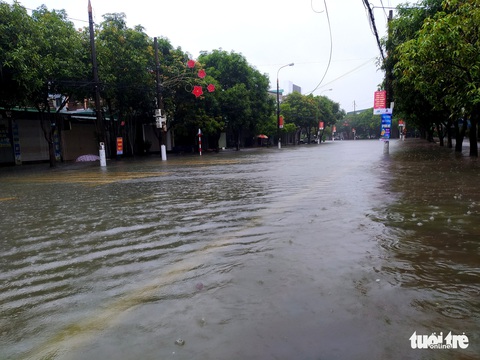 Mưa lớn suốt nhiều giờ, nhiều tuyến phố Hà Tĩnh ngập sâu trong nước - Ảnh 2. Mưa lớn suốt nhiều giờ, nhiều tuyến phố Hà Tĩnh ngập sâu trong nước - Ảnh 2.