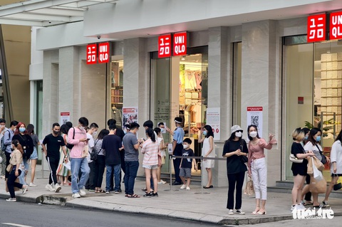 Dân Sài Gòn sắm hàng hiệu chỉ 100.000 - 199.000 đồng, xếp hàng 3 nơi mới mua được chiếc áo - Ảnh 1. Dân Sài Gòn sắm hàng hiệu chỉ 100.000 - 199.000 đồng, xếp hàng 3 nơi mới mua được chiếc áo - Ảnh 1.