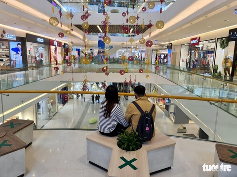 Dân Sài Gòn sắm hàng hiệu chỉ 100.000 - 199.000 đồng, xếp hàng 3 nơi mới mua được chiếc áo - Ảnh 7. Dân Sài Gòn sắm hàng hiệu chỉ 100.000 - 199.000 đồng, xếp hàng 3 nơi mới mua được chiếc áo - Ảnh 7.