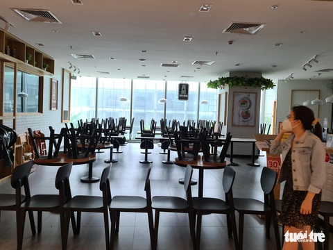 Dân Sài Gòn sắm hàng hiệu chỉ 100.000 - 199.000 đồng, xếp hàng 3 nơi mới mua được chiếc áo - Ảnh 12. Dân Sài Gòn sắm hàng hiệu chỉ 100.000 - 199.000 đồng, xếp hàng 3 nơi mới mua được chiếc áo - Ảnh 12.
