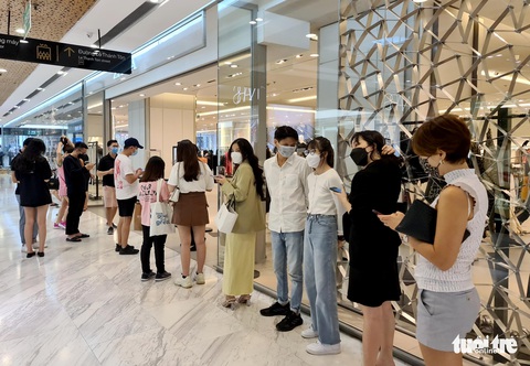 Dân Sài Gòn sắm hàng hiệu chỉ 100.000 - 199.000 đồng, xếp hàng 3 nơi mới mua được chiếc áo - Ảnh 2. Dân Sài Gòn sắm hàng hiệu chỉ 100.000 - 199.000 đồng, xếp hàng 3 nơi mới mua được chiếc áo - Ảnh 2.