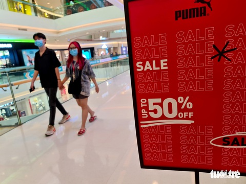 Dân Sài Gòn sắm hàng hiệu chỉ 100.000 - 199.000 đồng, xếp hàng 3 nơi mới mua được chiếc áo - Ảnh 11. Dân Sài Gòn sắm hàng hiệu chỉ 100.000 - 199.000 đồng, xếp hàng 3 nơi mới mua được chiếc áo - Ảnh 11.