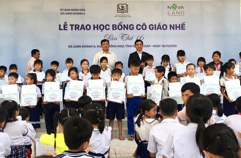 Nhà giáo Phan Thị Nhế được trao tặng Huân chương Lao động hạng ba - Ảnh 2. Nhà giáo Phan Thị Nhế được trao tặng Huân chương Lao động hạng ba - Ảnh 2.