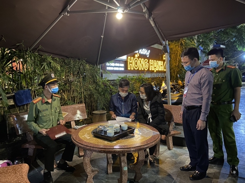 Thường trực UBND TP Hạ Long bất ngờ kiểm tra, tạm đình chỉ chức vụ chủ tịch phường - Ảnh 2. Thường trực UBND TP Hạ Long bất ngờ kiểm tra, tạm đình chỉ chức vụ chủ tịch phường - Ảnh 2.