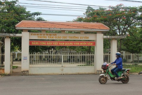 Bắt giám đốc và nguyên giám đốc Trung tâm Giáo dục thường xuyên tỉnh Bình Phước - Ảnh 1. Bắt giám đốc và nguyên giám đốc Trung tâm Giáo dục thường xuyên tỉnh Bình Phước - Ảnh 1.