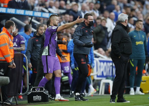 Trận Newcastle - Tottenham bị gián đoạn vì cầu thủ phát hiện sự cố trên khán đài - Ảnh 2. Trận Newcastle - Tottenham bị gián đoạn vì cầu thủ phát hiện sự cố trên khán đài - Ảnh 2.
