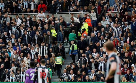Trận Newcastle - Tottenham bị gián đoạn vì cầu thủ phát hiện sự cố trên khán đài - Ảnh 1. Trận Newcastle - Tottenham bị gián đoạn vì cầu thủ phát hiện sự cố trên khán đài - Ảnh 1.