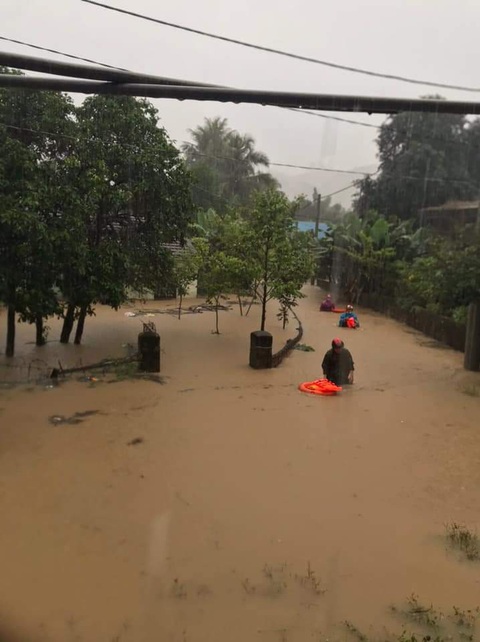 Lũ từ Quảng Bình đến Bình Định đang lên nhanh, mưa vẫn còn rất lớn - Ảnh 4. Lũ từ Quảng Bình đến Bình Định đang lên nhanh, mưa vẫn còn rất lớn - Ảnh 4.