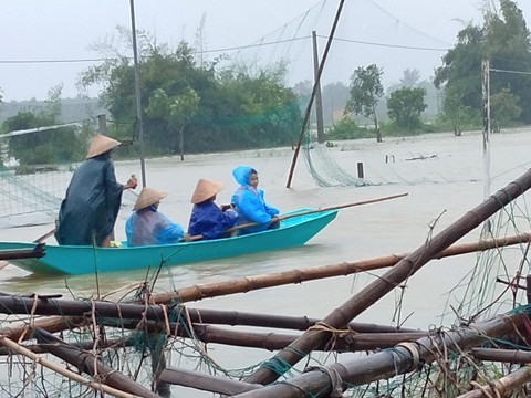 Miền Trung 3 người chết và mất tích, mưa tầm tã kéo dài đến ngày mai - Ảnh 1. Miền Trung 3 người chết và mất tích, mưa tầm tã kéo dài đến ngày mai - Ảnh 1.