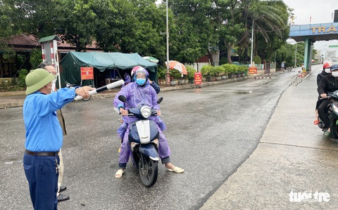 Bỏ giấy xét nghiệm qua hai tỉnh, dân Nghệ An, Hà Tĩnh vui mừng - Ảnh 3. Bỏ giấy xét nghiệm qua hai tỉnh, dân Nghệ An, Hà Tĩnh vui mừng - Ảnh 3.