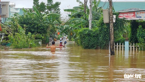 Lũ từ Quảng Bình đến Bình Định đang lên nhanh, mưa vẫn còn rất lớn - Ảnh 1. Lũ từ Quảng Bình đến Bình Định đang lên nhanh, mưa vẫn còn rất lớn - Ảnh 1.