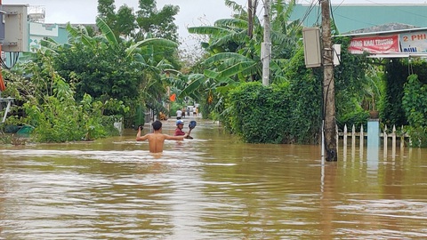 Mưa lũ chưa rút, miền Trung lại có cảnh báo đợt mưa lớn kéo dài gần 1 tuần - Ảnh 1. Mưa lũ chưa rút, miền Trung lại có cảnh báo đợt mưa lớn kéo dài gần 1 tuần - Ảnh 1.