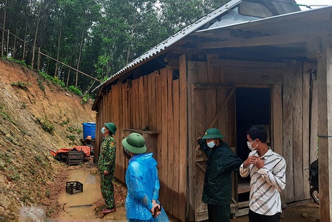 Toàn cảnh mưa lũ miền Trung đến chiều 17-10 - Ảnh 7. Toàn cảnh mưa lũ miền Trung đến chiều 17-10 - Ảnh 7.