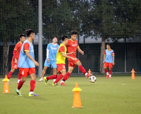 U23 Việt Nam tập bài chiến thuật cho trận giao hữu với U23 Kyrgyzstan tối nay - Ảnh 3. U23 Việt Nam tập bài chiến thuật cho trận giao hữu với U23 Kyrgyzstan tối nay - Ảnh 3.