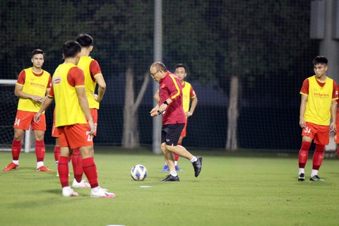 U23 Việt Nam tập bài chiến thuật cho trận giao hữu với U23 Kyrgyzstan tối nay - Ảnh 1. U23 Việt Nam tập bài chiến thuật cho trận giao hữu với U23 Kyrgyzstan tối nay - Ảnh 1.