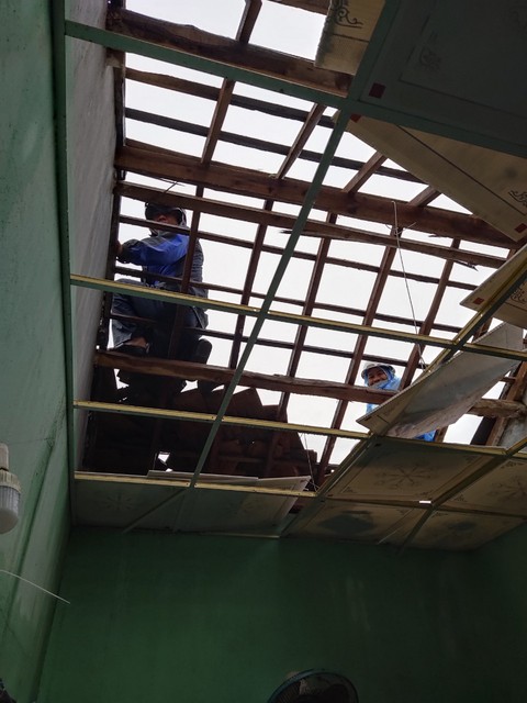 Lốc xoáy trong đêm làm 45 ngôi nhà tốc mái - Ảnh 1. Lốc xoáy trong đêm làm 45 ngôi nhà tốc mái - Ảnh 1.