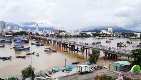 Phải phá dỡ cầu Xóm Bóng Nha Trang để xây lại cầu mới - Ảnh 1. Phải phá dỡ cầu Xóm Bóng Nha Trang để xây lại cầu mới - Ảnh 1.