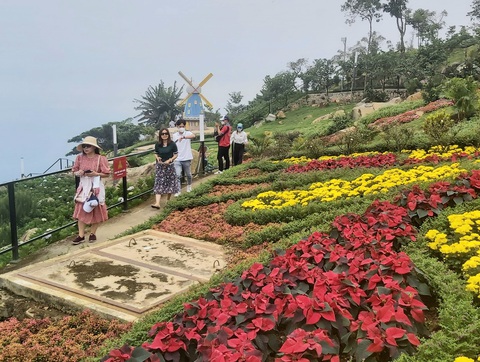 Du lịch nhộn nhịp tái khởi động nhưng vẫn chờ các nơi thống nhất quy trình - Ảnh 1. Du lịch nhộn nhịp tái khởi động nhưng vẫn chờ các nơi thống nhất quy trình - Ảnh 1.