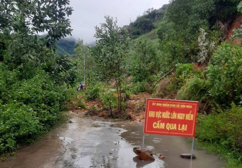 Sạt lở ‘nóng dần’ ở miền núi Quảng Ngãi - Ảnh 1. Sạt lở ‘nóng dần’ ở miền núi Quảng Ngãi - Ảnh 1.