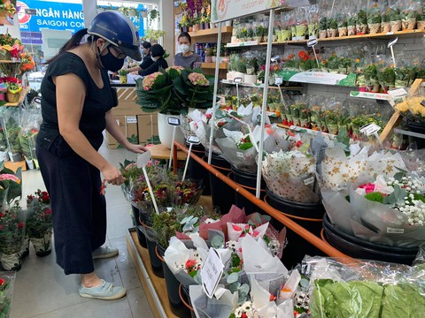 Hàng hóa lễ 20-10 đa dạng nhưng nhu cầu giảm, người bán hoa trái lo ế - Ảnh 1. Hàng hóa lễ 20-10 đa dạng nhưng nhu cầu giảm, người bán hoa trái lo ế - Ảnh 1.