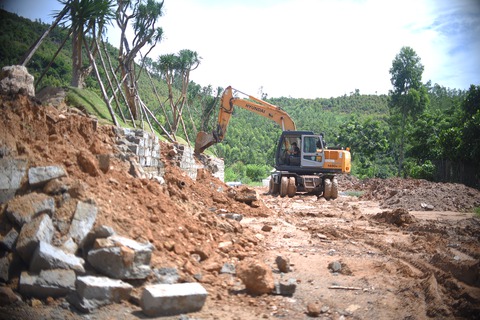 Tháo dỡ công trình trái phép ở khu đất rừng bị san ủi - Ảnh 2. Tháo dỡ công trình trái phép ở khu đất rừng bị san ủi - Ảnh 2.