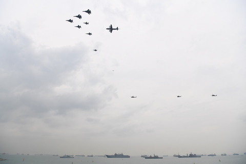Duyệt binh tại Singapore kỷ niệm Hiệp ước phòng thủ ngũ cường - Ảnh 5. Duyệt binh tại Singapore kỷ niệm Hiệp ước phòng thủ ngũ cường - Ảnh 5.