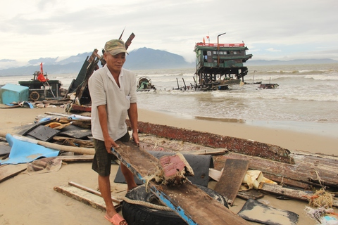 Hai tàu cá của một ngư dân Đà Nẵng bị sóng đánh tan tành - Ảnh 1. Hai tàu cá của một ngư dân Đà Nẵng bị sóng đánh tan tành - Ảnh 1.