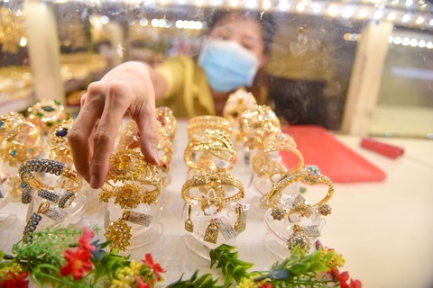 Sóng ngầm từ giá vàng trong nước cách biệt thế giới gần 10 triệu đồng/lượng - Ảnh 1. Sóng ngầm từ giá vàng trong nước cách biệt thế giới gần 10 triệu đồng/lượng - Ảnh 1.