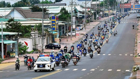 Hàng ngàn người đi xe máy quay lại phía Nam làm việc - Ảnh 1. Hàng ngàn người đi xe máy quay lại phía Nam làm việc - Ảnh 1.